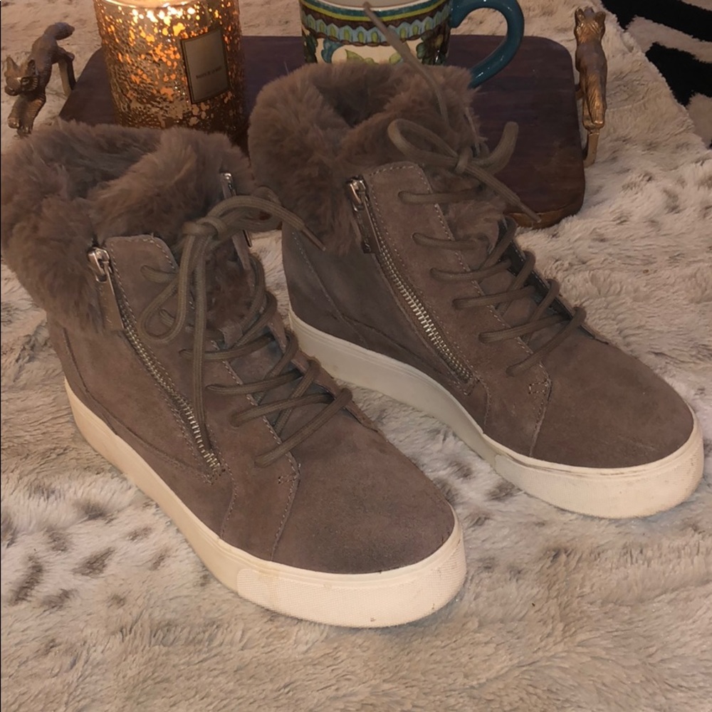 J Slides fur lines booties